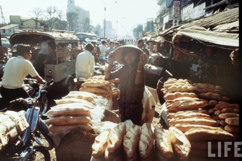 Cửa hàng bánh mì nổi tiếng ở khu chợ Cũ, đại lộ Hàm Nghi, Sài Gòn trước 1975.