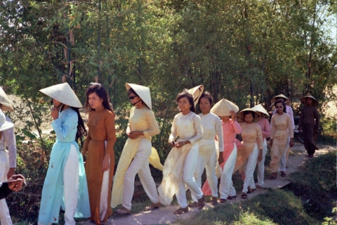 Loat hinh cuc doc ve dam cuoi o Quang Tri nam 1969-Hinh-3