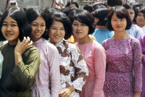 Về trang phục của phụ nữ Việt Nam thời hiện đại